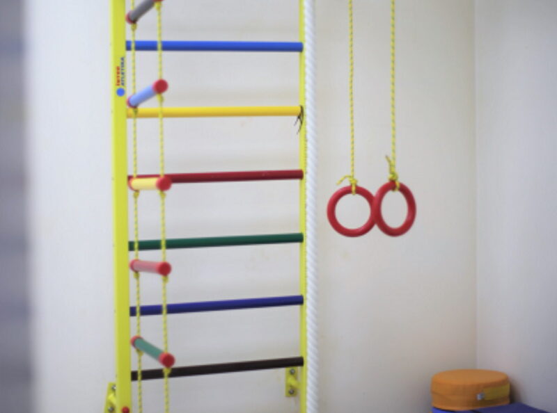 У кабінет фізичної реабілітації для дітей Дитячої консультації з'явилося нове обладнання: "Шведська стінка" та велотренажер