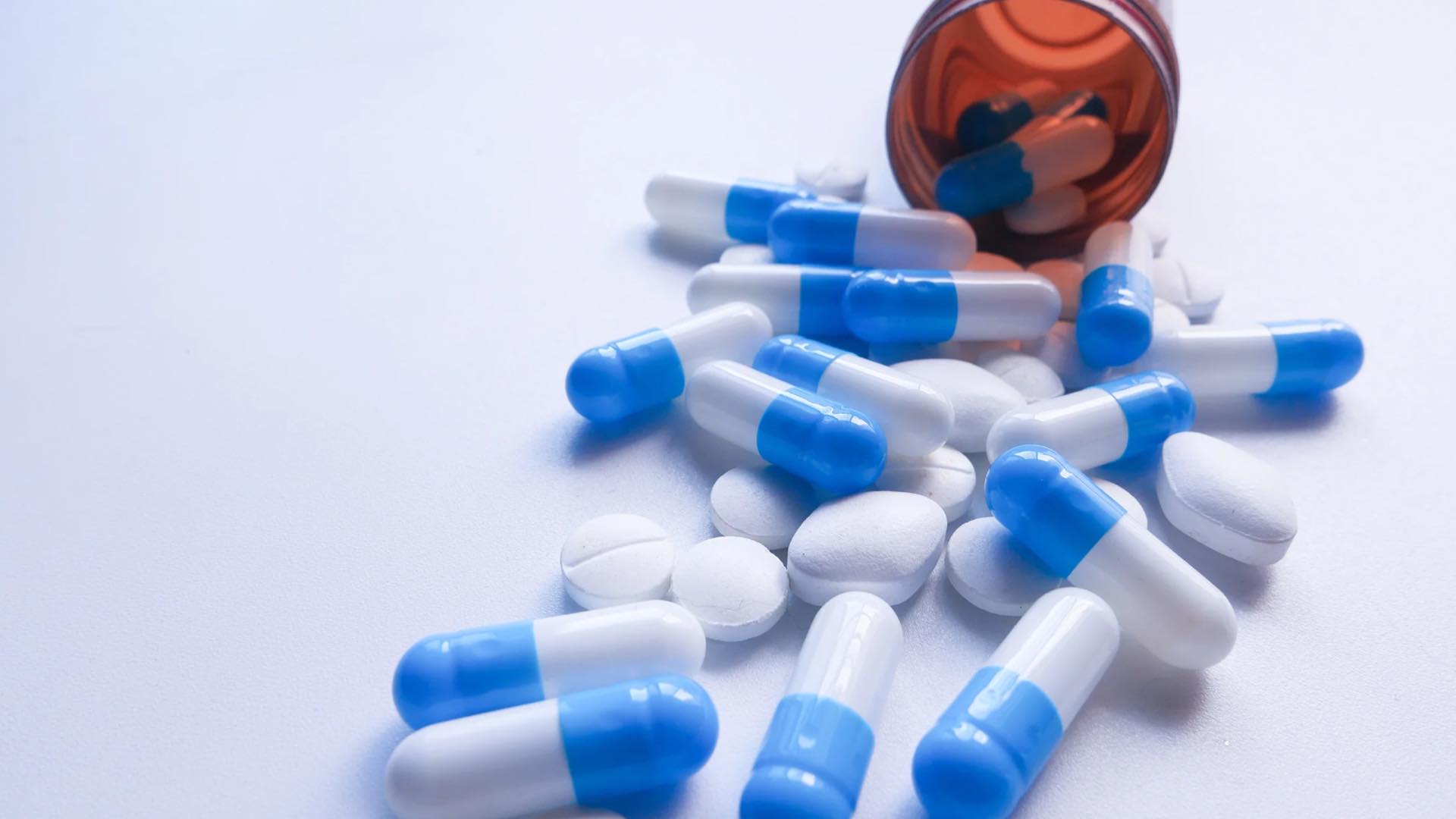 Антибіотики вбивають бактерії або зупиняють їхній розвиток