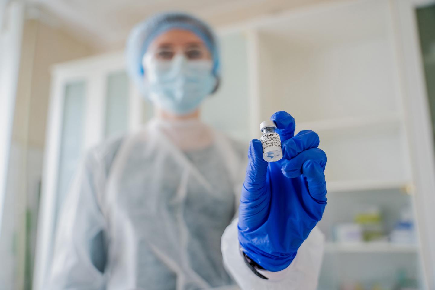 Чи потрібно зараз робити ДРУГУ бустерну дозу