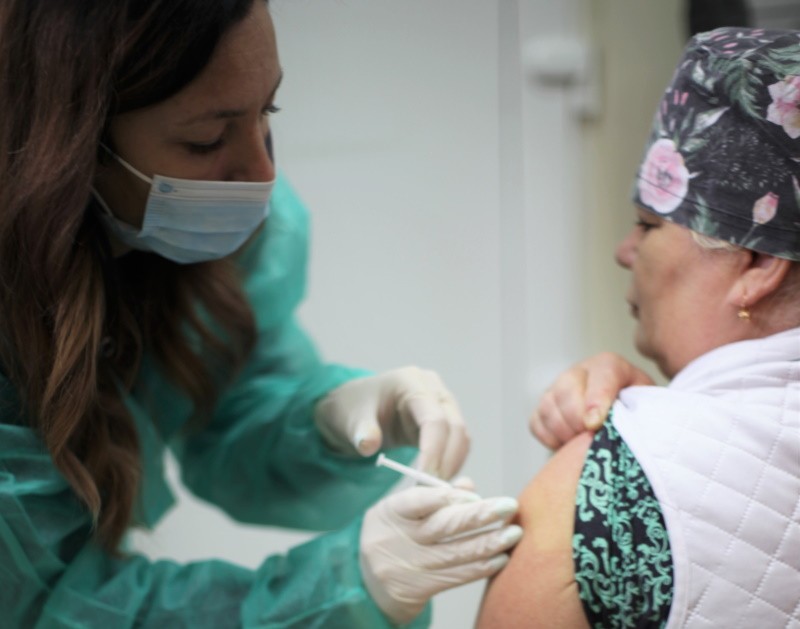 Працівники Лікарні святого Мартина зробили бустерну та другу бустерну дози вакцини від Covid-19