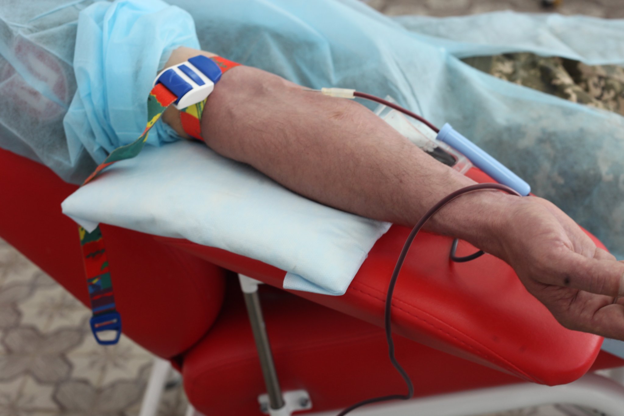 Твоя кров може воювати. Стань донором