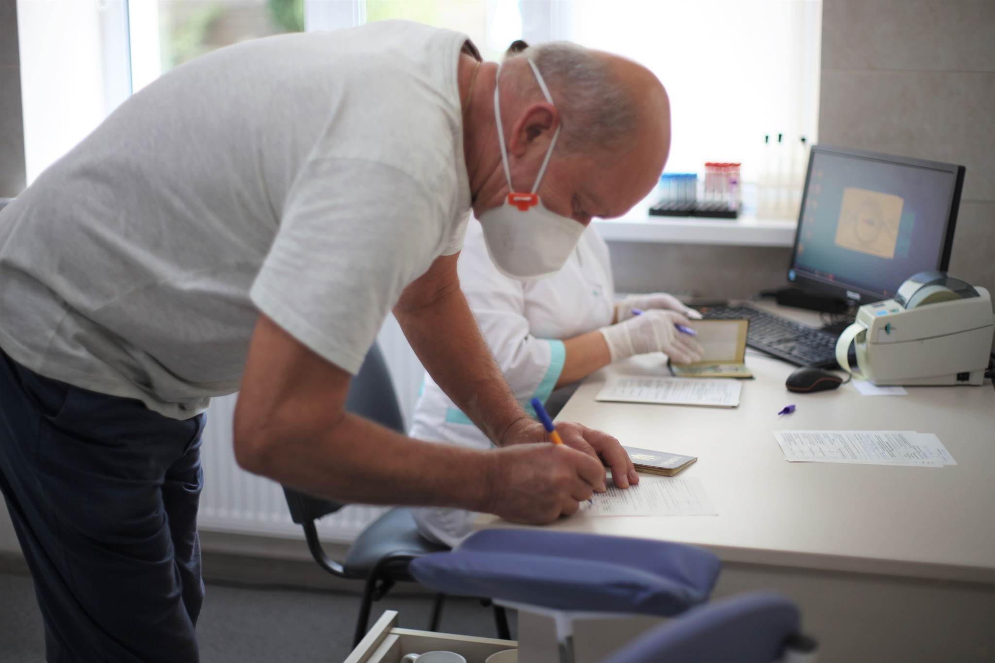 Чому бустерна вакцинація від COVID-19 рятує життя?