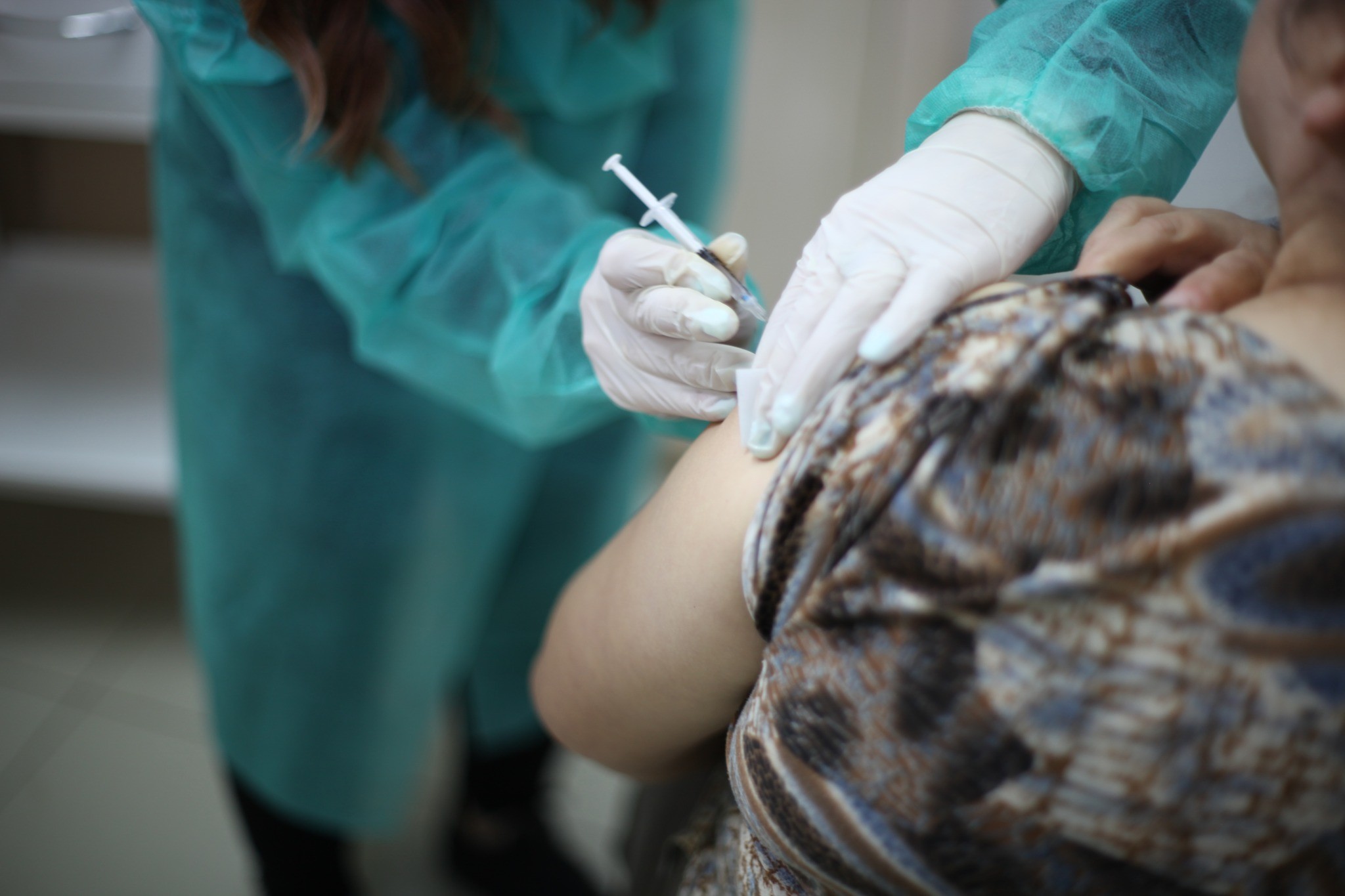 У пунктах та центрах вакцинації від COVID-19 доступна вакцина CoronaVac