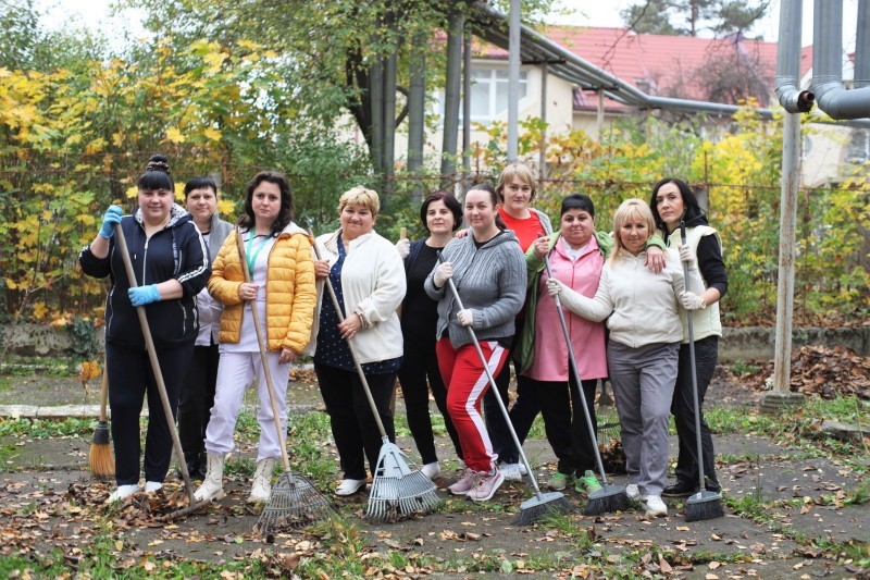 Працівники Лікарні святого Мартина, відповідно до розпорядження Мукачівського міського голови, провели санітарну очистку території нашого закладу