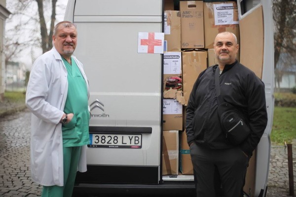 Іспанці власноруч в'яжуть ковдри та передають Україні