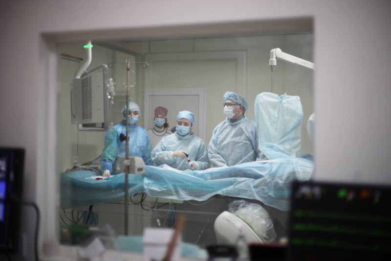 На цьому фото ви бачите лікаря Богдана Мацюка, який імплантує стент