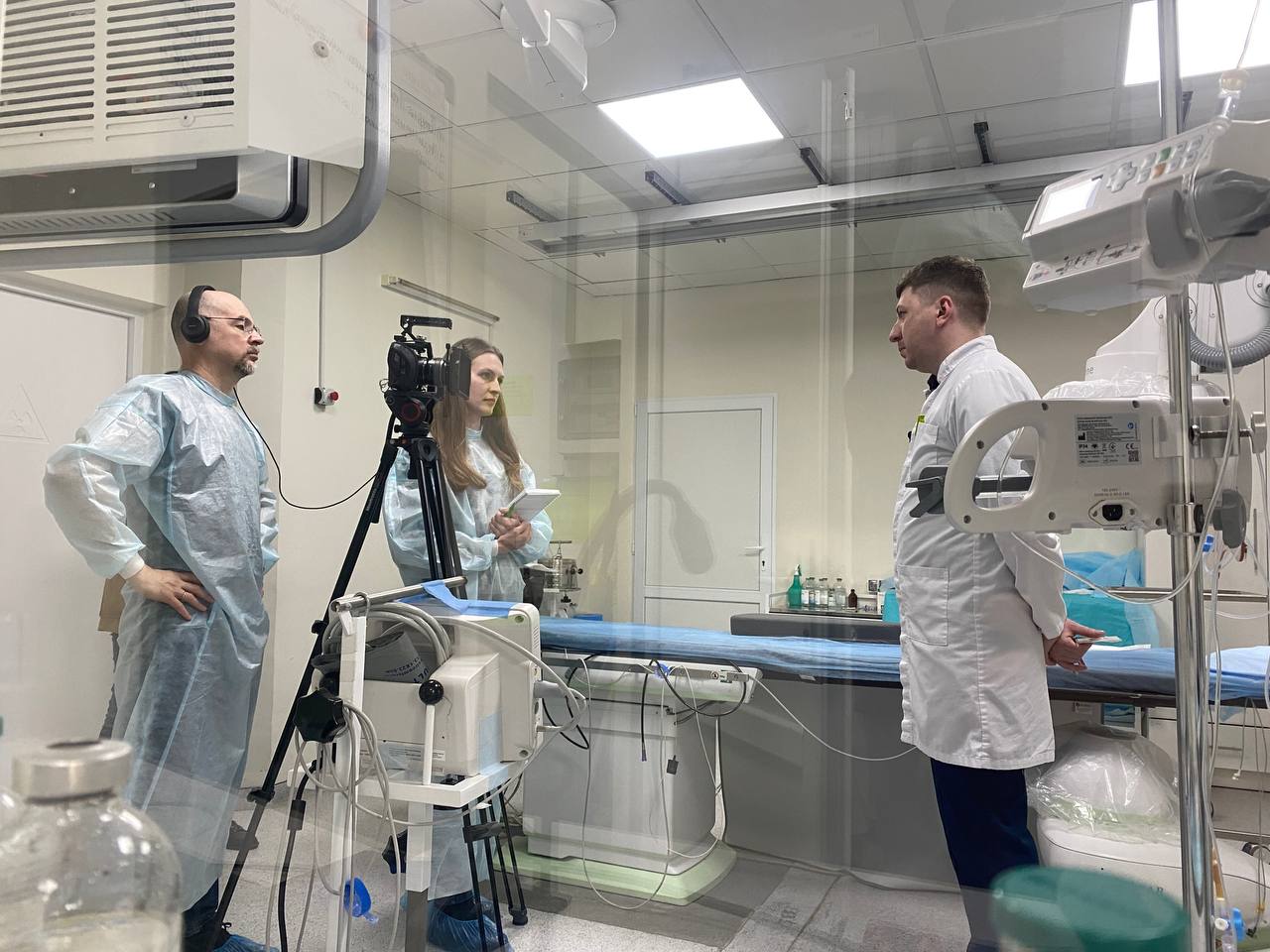 До нашої лікарні завітала журналістка з Херсона, щоб розповісти історії лікарів, яким довелося покинути свої домівки через війну