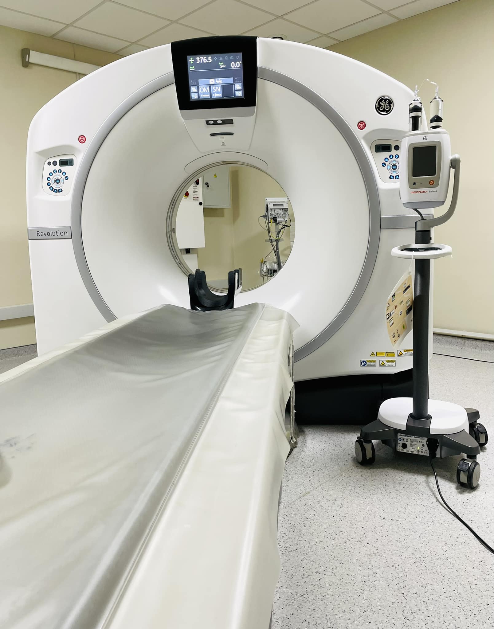 Компʼютерний томограф після ремонту та заміни дороговартісної деталі знову працює!