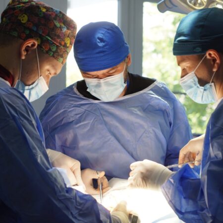 В Лікарні Святого Мартина проводять операції на щитоподібній залозі