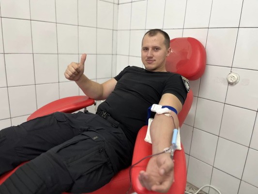 Стань донором – врятуй життя: Мукачівські поліцейські долучилися до здачі крові
