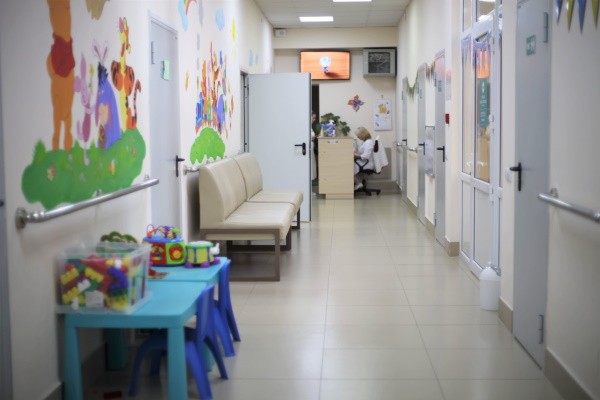 До уваги відвідувачів Дитячої консультації: обслуговування пацієнтів до 14 років проводиться лише у супроводі дорослих