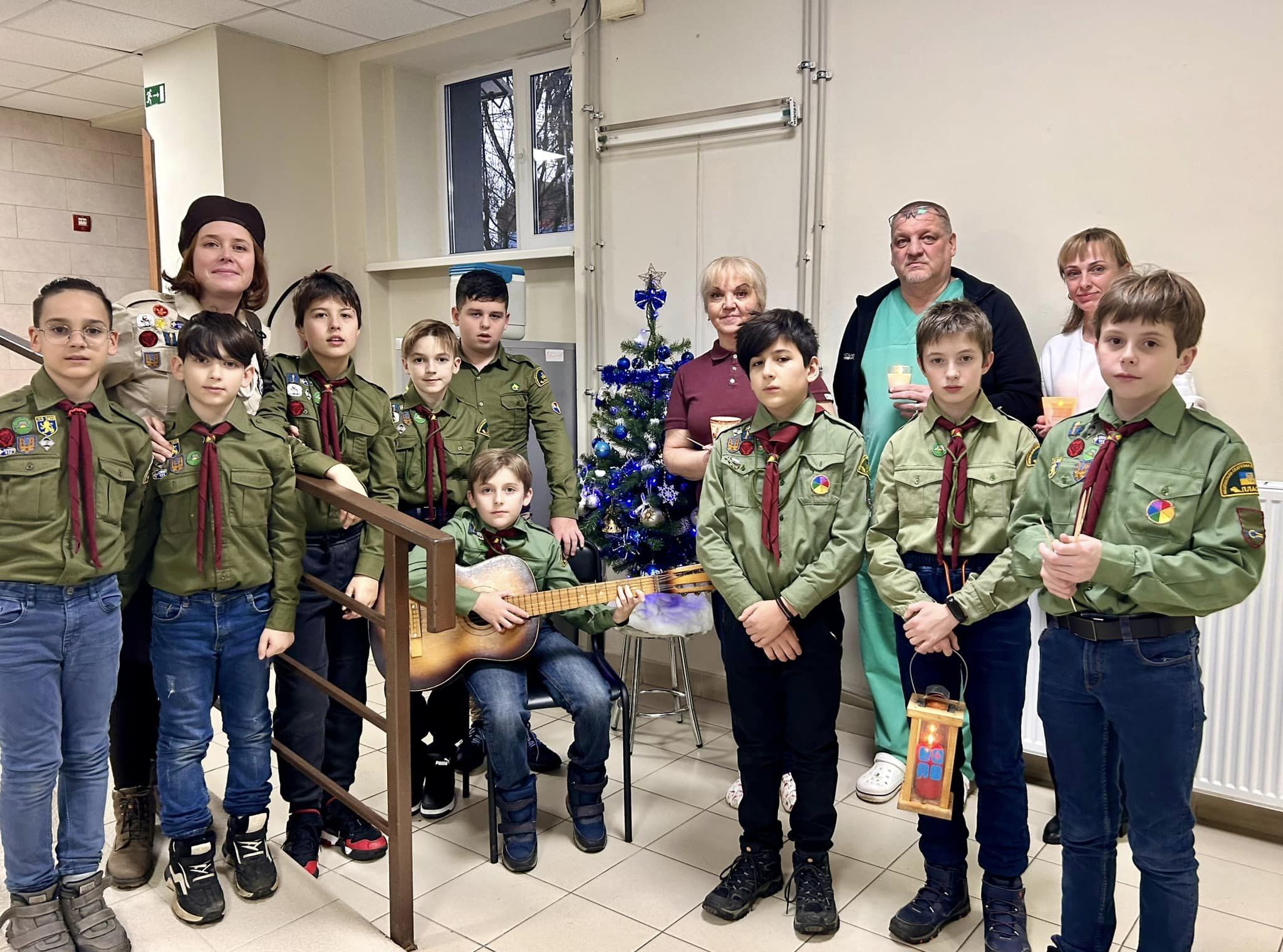 Мукачівські пластуни передали у нашу лікарню Вифлеємський вогонь