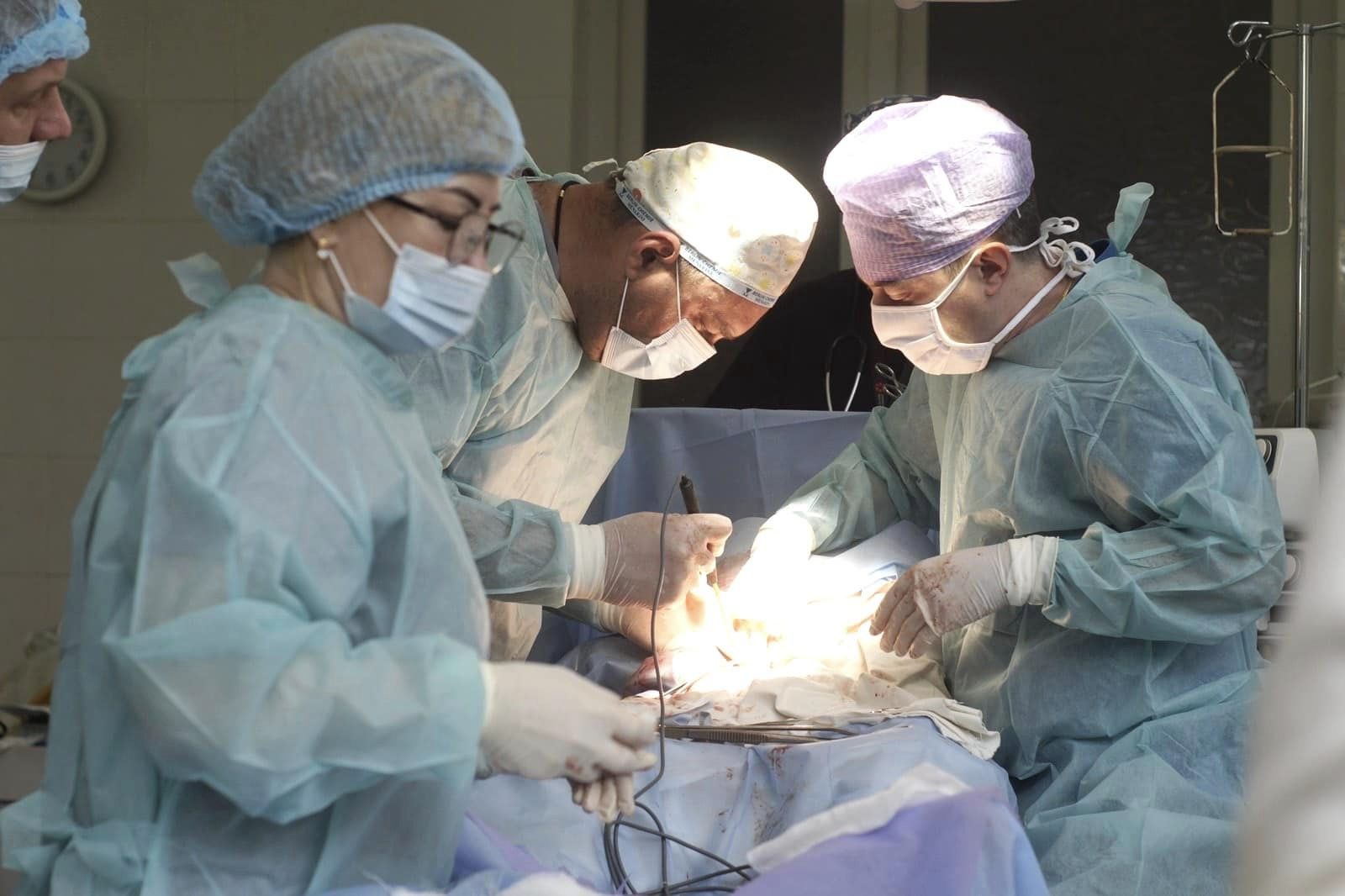 Нещодавно наші лікарі прооперували пацієнта з рецидивною гіганською пахово-калитковою грижею