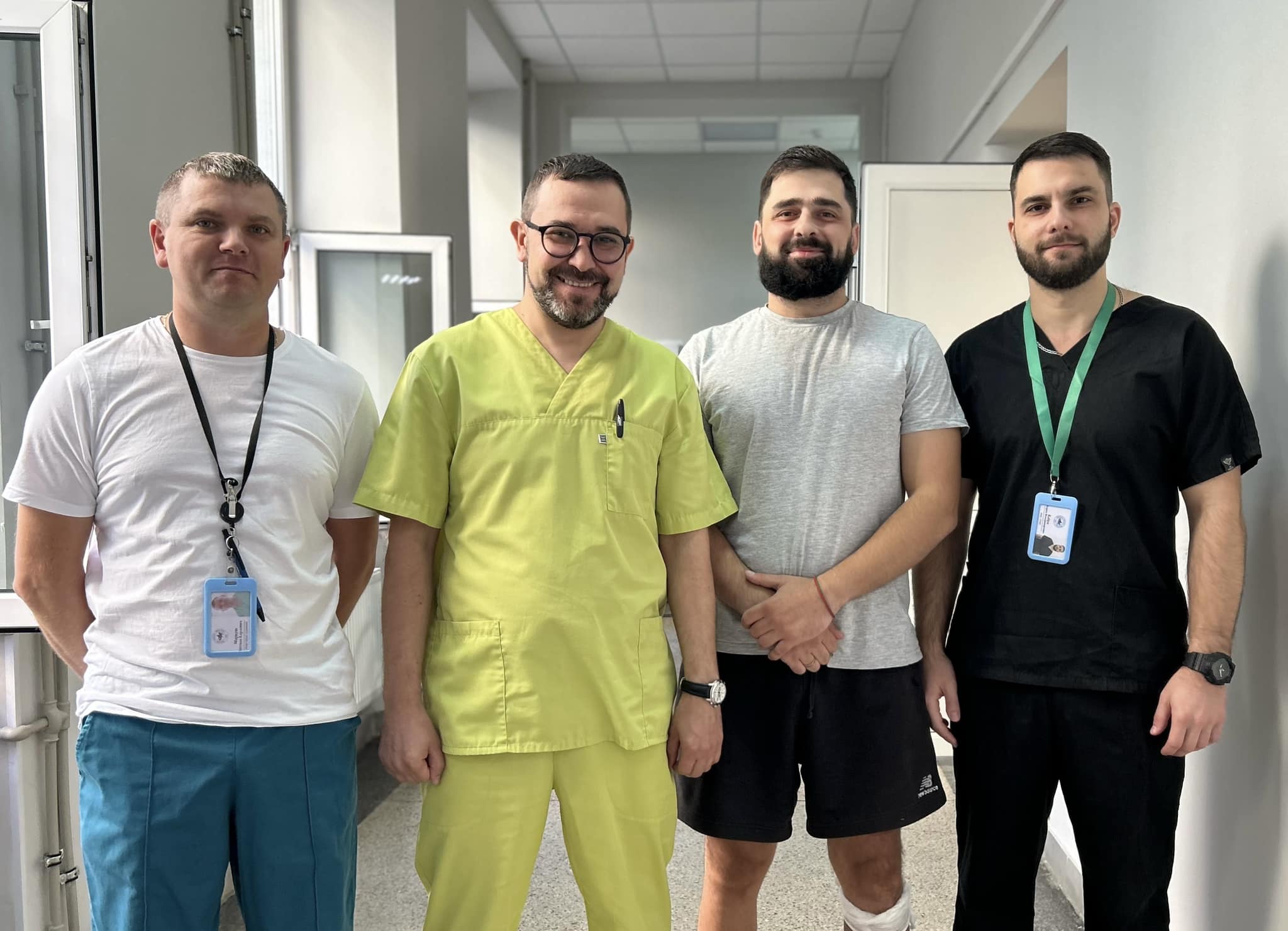 Артур Тарасов - майор ЗСУ. Під час виконання бойових завдань біля Вовчанська отримав мінно-вибухове поранення обох ніг