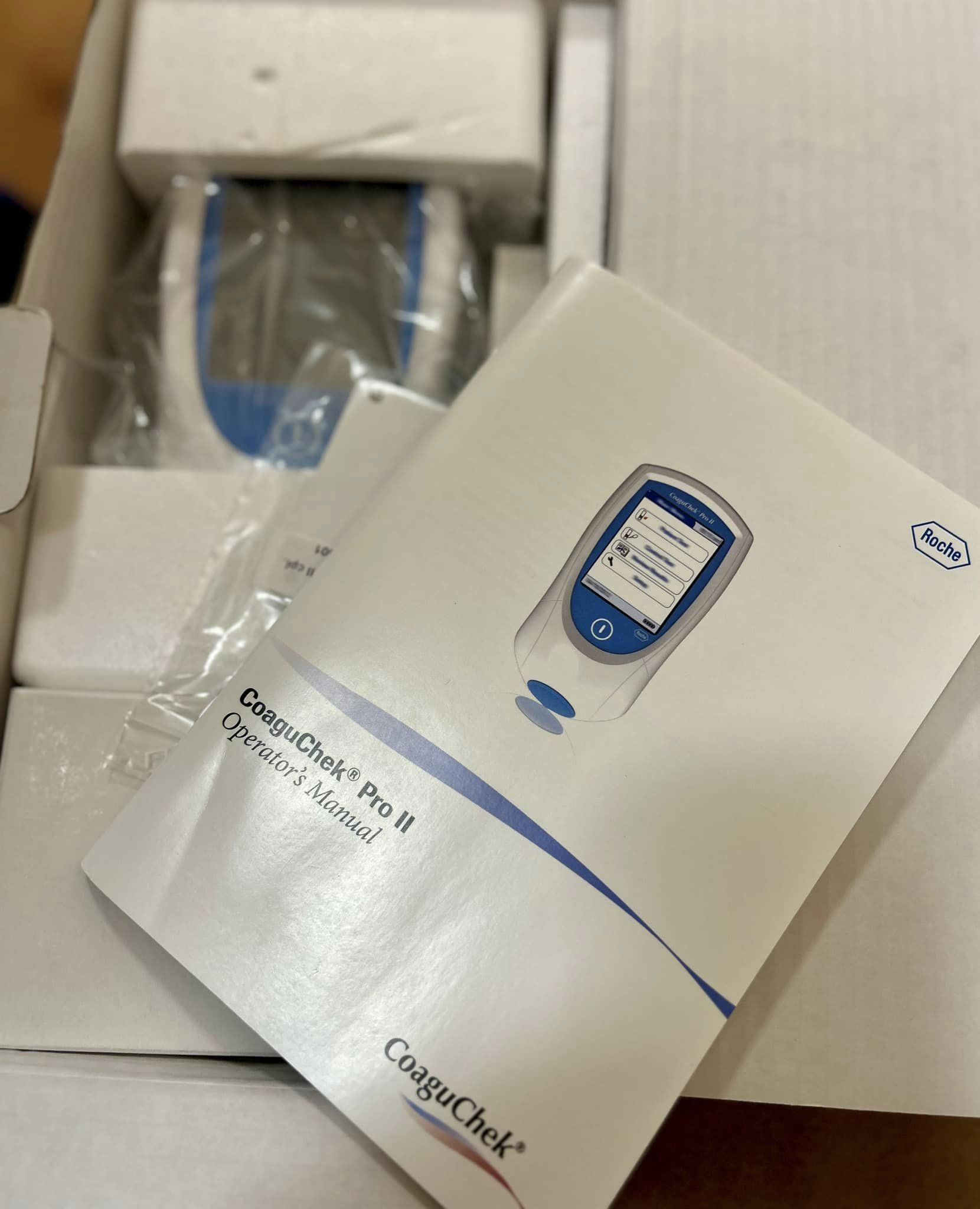 БО «БЛАГОДІЙНИЙ ФОНД «ОБʼЄДНАНІ СЕРЦЕМ» разом з Українським Товариством інсультної Медицини передали Лікарні Святого Мартина портативний пристрій для швидкого оцінювання стану коагуляції CoaguChek Pro І