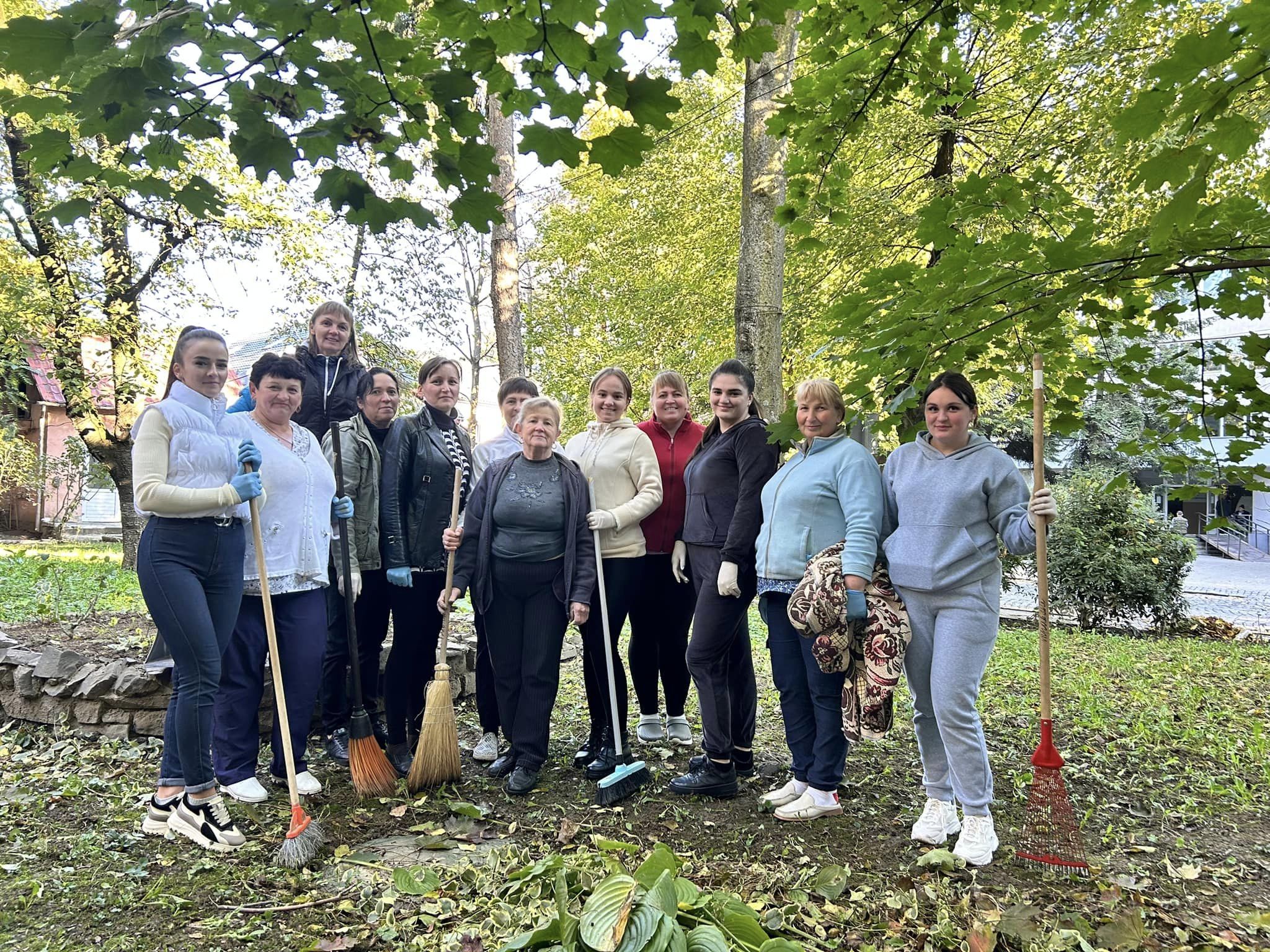 Працівники Лікарні Святого Мартина провели очистку території закладу