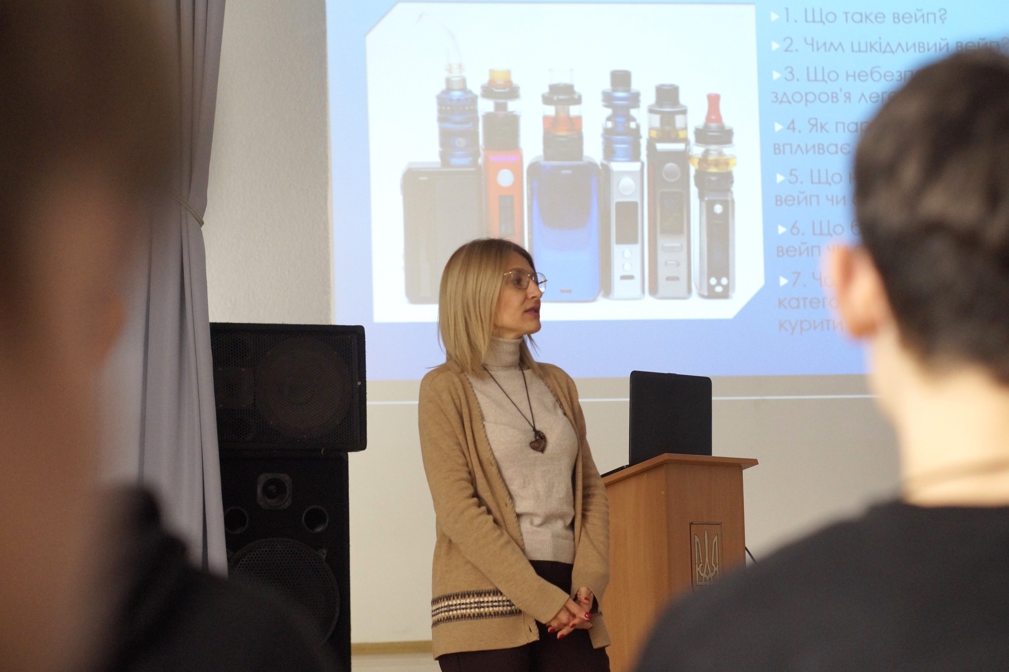 Заступник директора з якості надання медичних послуг, лікар-пульмонолог Цімбота Оксана Михайлівна провела міні-лекцію про шкоду куріння електронних пристроїв для учнів Мукачівського ліцею №11