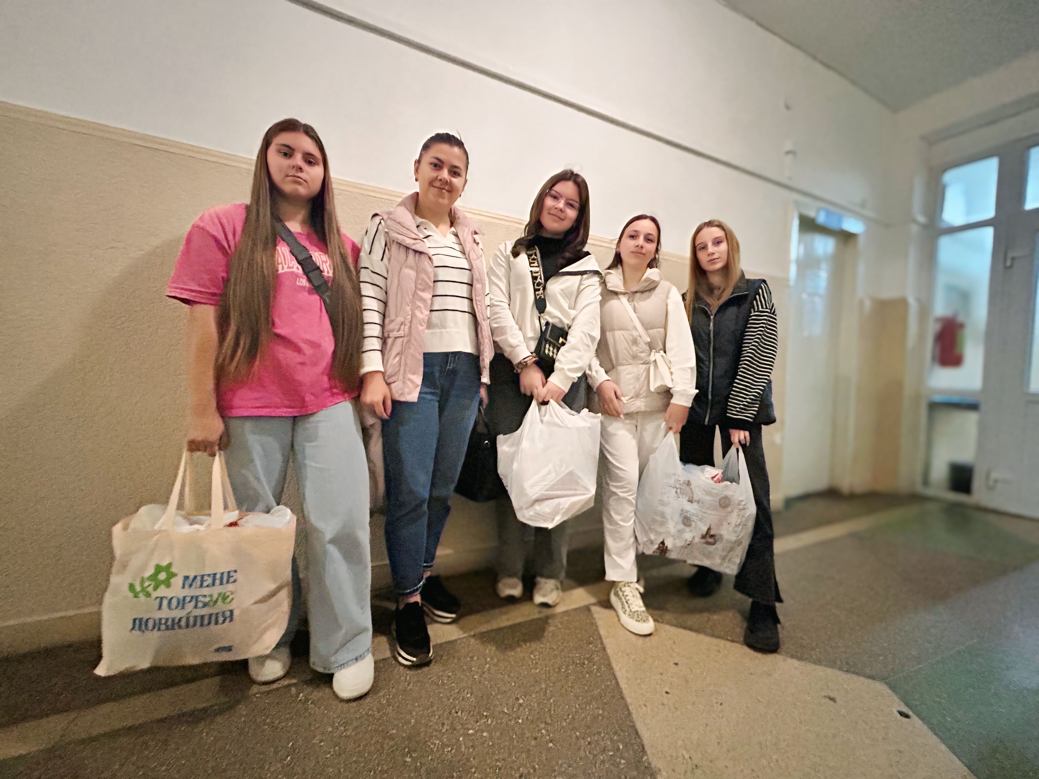 До Дня захисника та захисниці України до військовослужбовців, які проходять лікування у нашому закладі, завітали школярі з Руськівської та Горбівської гімназій