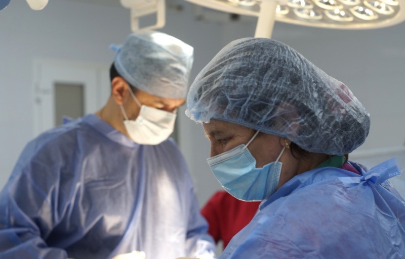 В Лікарні Святого Мартина вперше на Закарпатті проведено лапароскопічну нефректомію у дитини