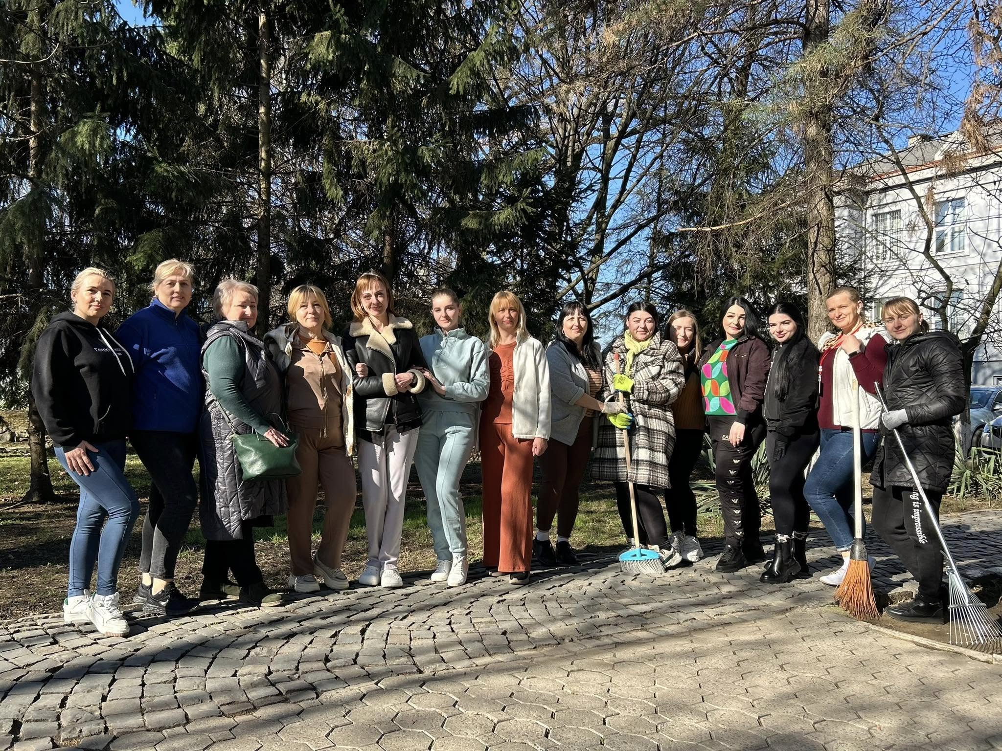 Працівники Лікарні Святого Мартина приєдналися до місячника благоустрою