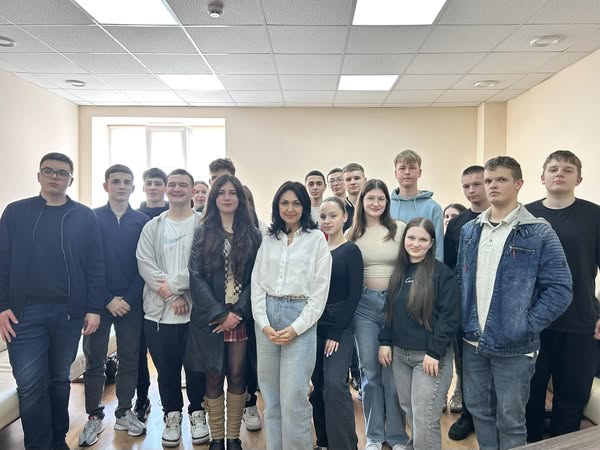 Зустріч психолога Вікторії Басараб із підлітками 10 класу Мукачівської спеціалізованої школи