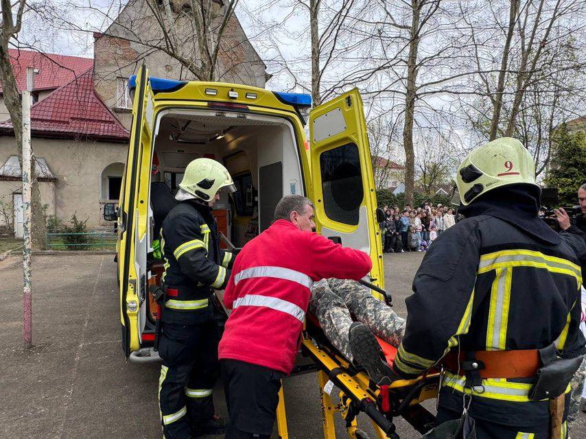 Ознайомлення учнів із оснащенням медичного автомобіля та навчання їх, як правильно надавати домедичну допомогу