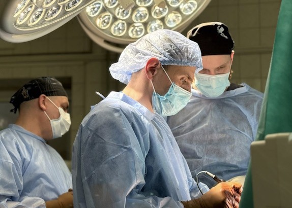 Медики Лікарні Святого Мартина провели тривалу операцію із застосуванням титанових пластин пацієнту, що впав з висоти Медики Лікарні Святого Мартина провели тривалу операцію із застосуванням титанових пластин пацієнту, що впав з висоти