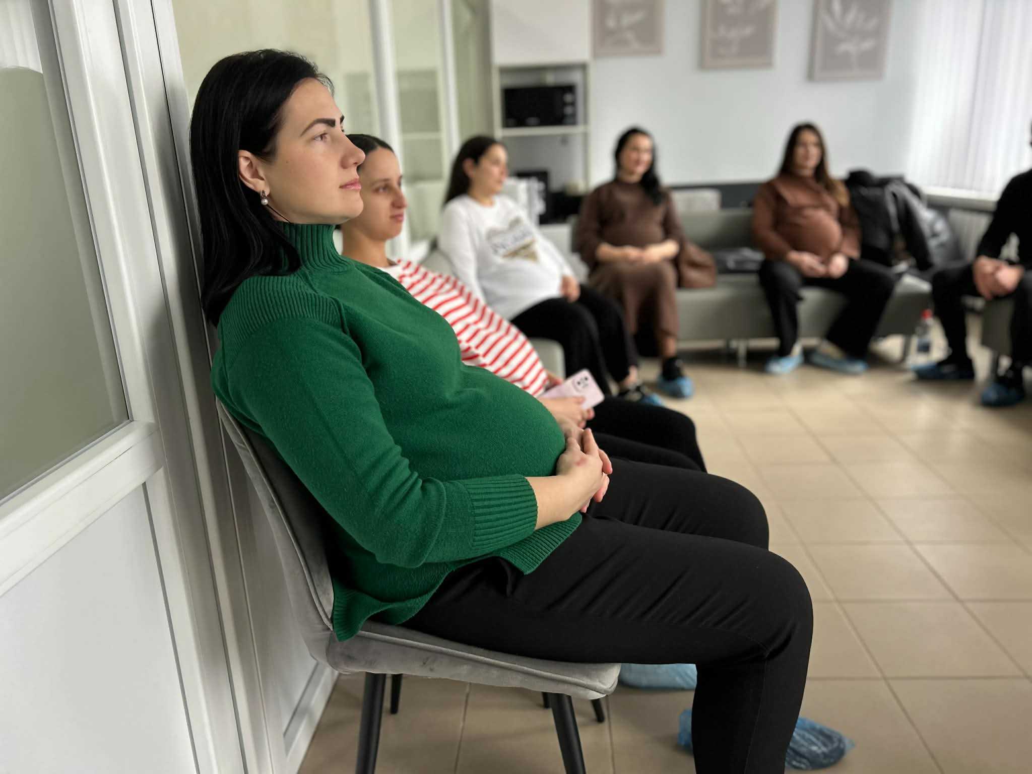 Заняття Академії вагітності у Лікарні Святого Мартина майбутні батьки