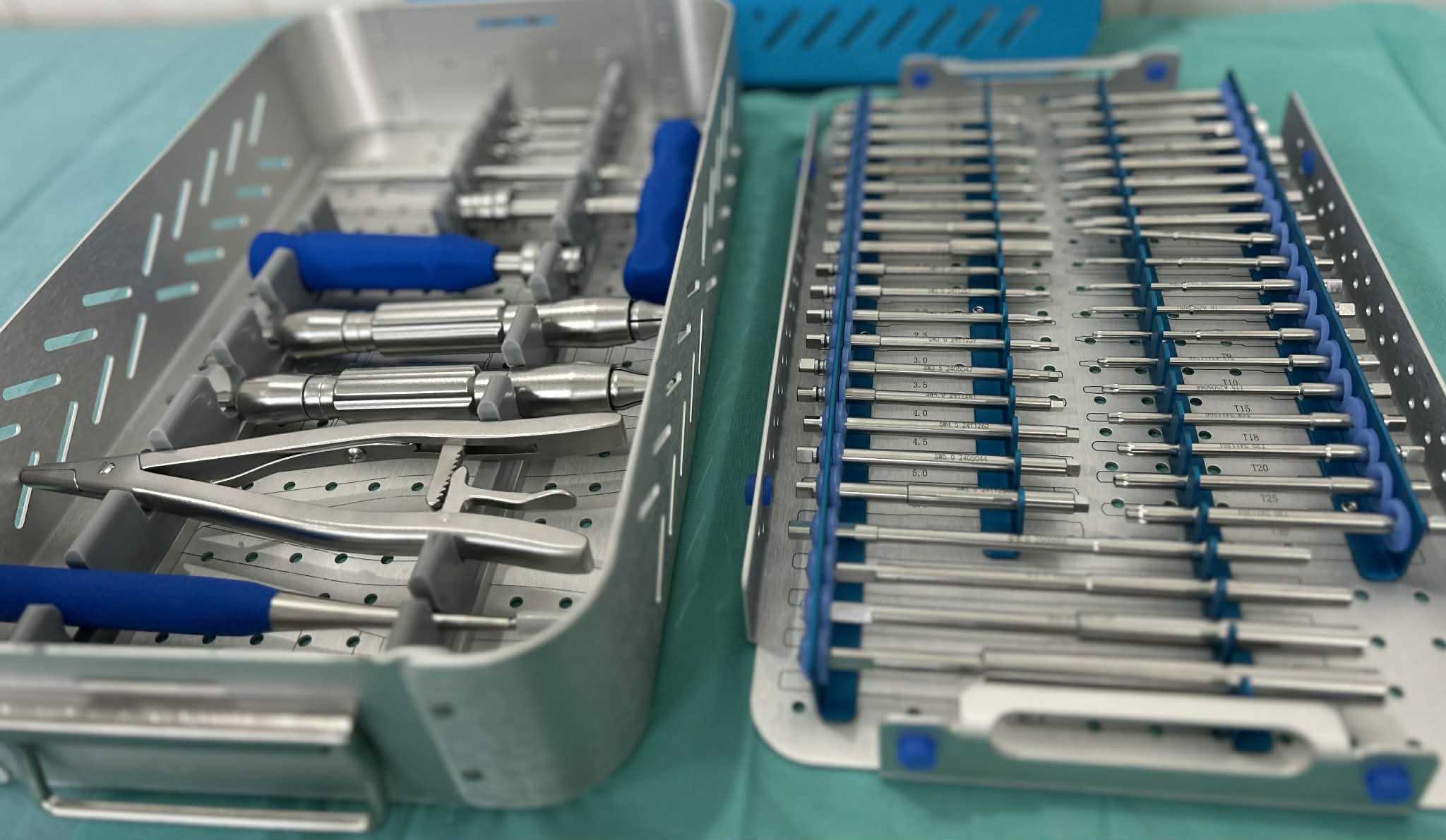 Відділення ортопедії, травматології та нейрохірургії Лікарні Святого Мартина отримало від благодійної організації "Міжнародний благодійний фондї "Nova Ukraine" спеціальний інструмент для видалення зламаних гвинтів